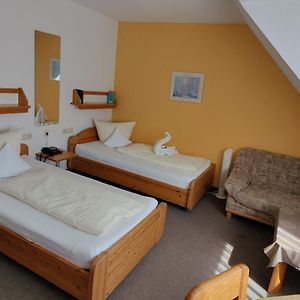 Zimmer mit Kingsize-Bett im Nebengebäude